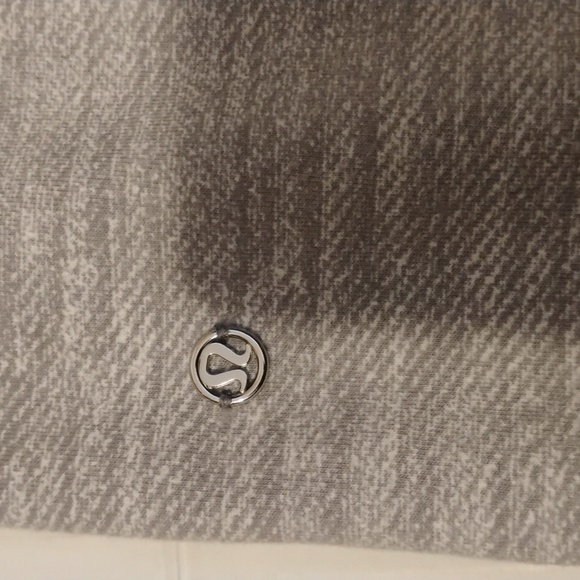 lululemon athletica Tea Lounge Crop Joggers. Womens size 6. Heather Gray color. - Picture 14 of 15